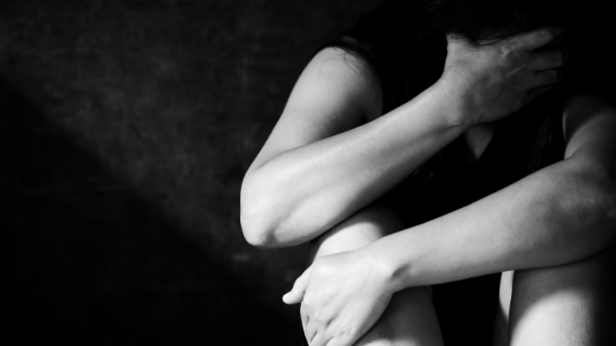 Referencial. La mujer aprovechó un descuido de su agresor y se arrojó del vehículo.