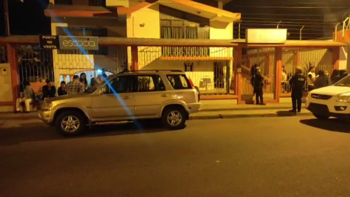 Al lugar, llegaron familiares de la mujer quienes protagonizaron escenas de dolor pero no quisieron pronunciarse al respecto de lo sucedido