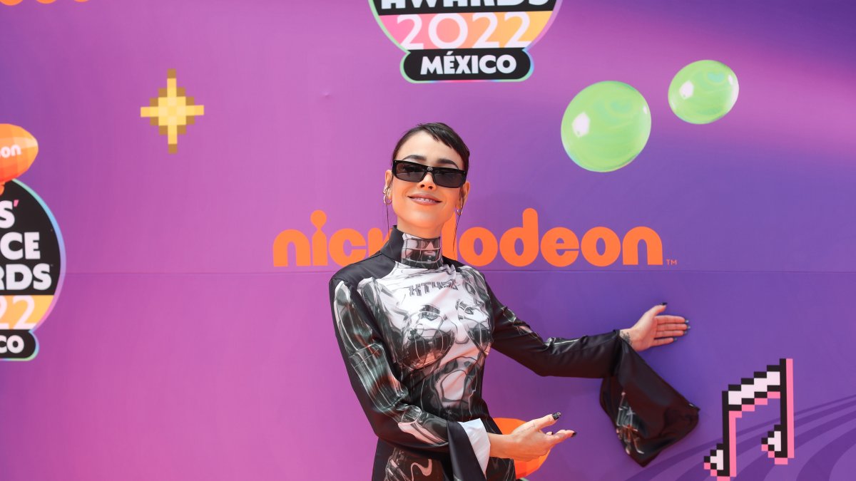 La cantante mexicana Danna Paola posa en la Orange Carpet de los Kids Choice Awards 2022, hoy en Ciudad de México (México).