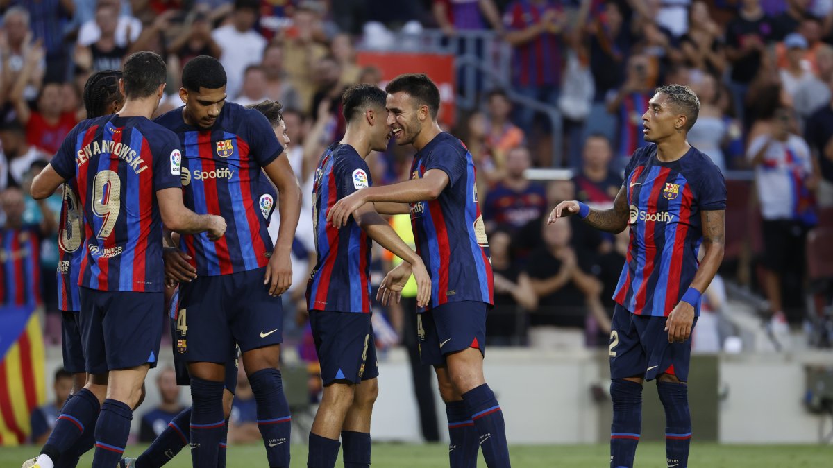 Los jugadores del FC. Barcelona celebran luego de vencer con goleada al Real Valladolid.