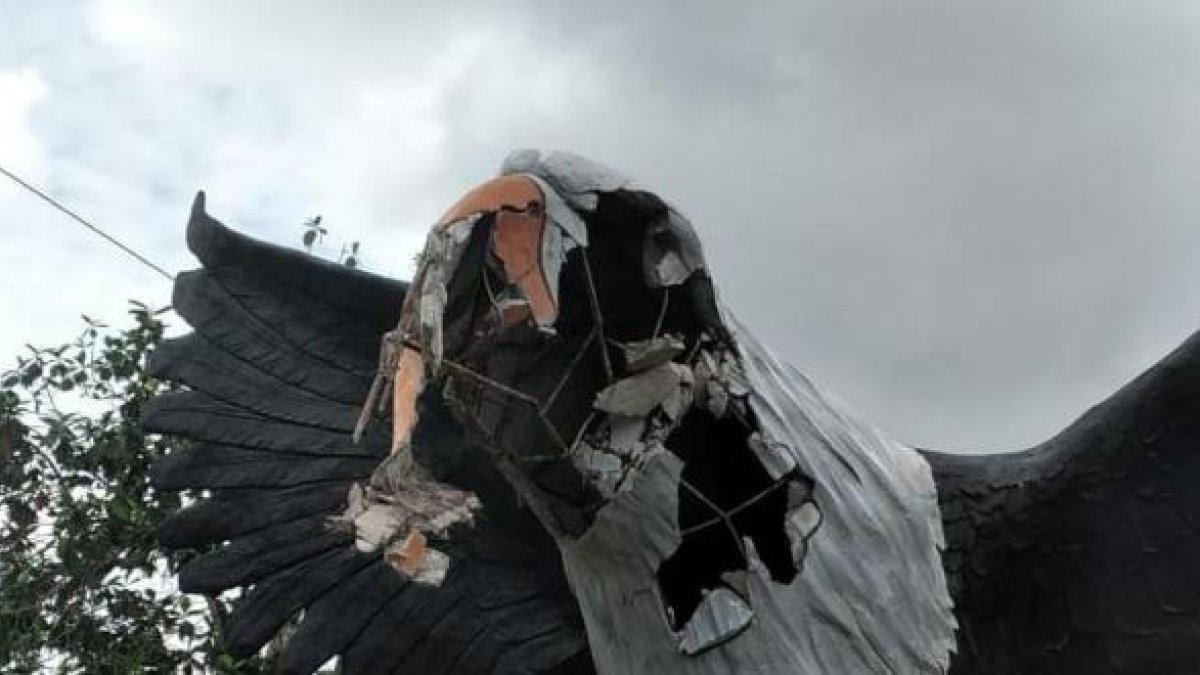 La imagen del águila levantada en la avenida Quito fue destruida