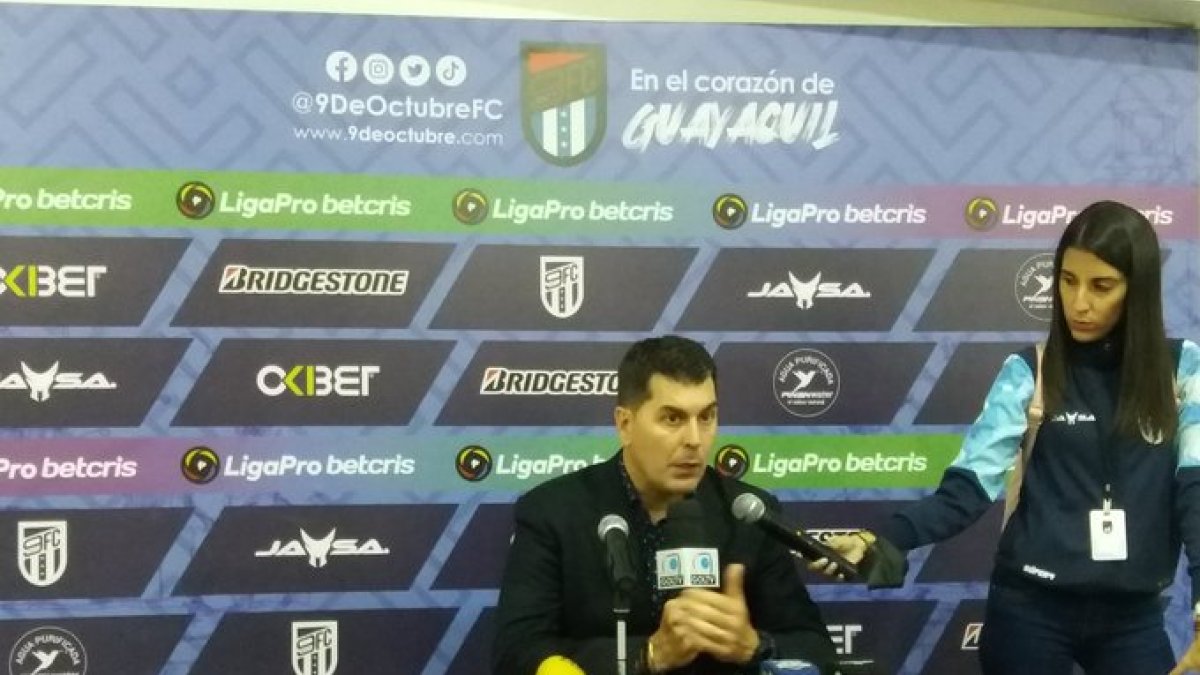 Ismael Rescalvo, entrenador de Emelec, en rueda de prensa.