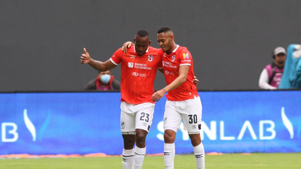 El panameño Ismael Díaz (d) se quedó con el membrete de figura tras sus dos anotaciones.