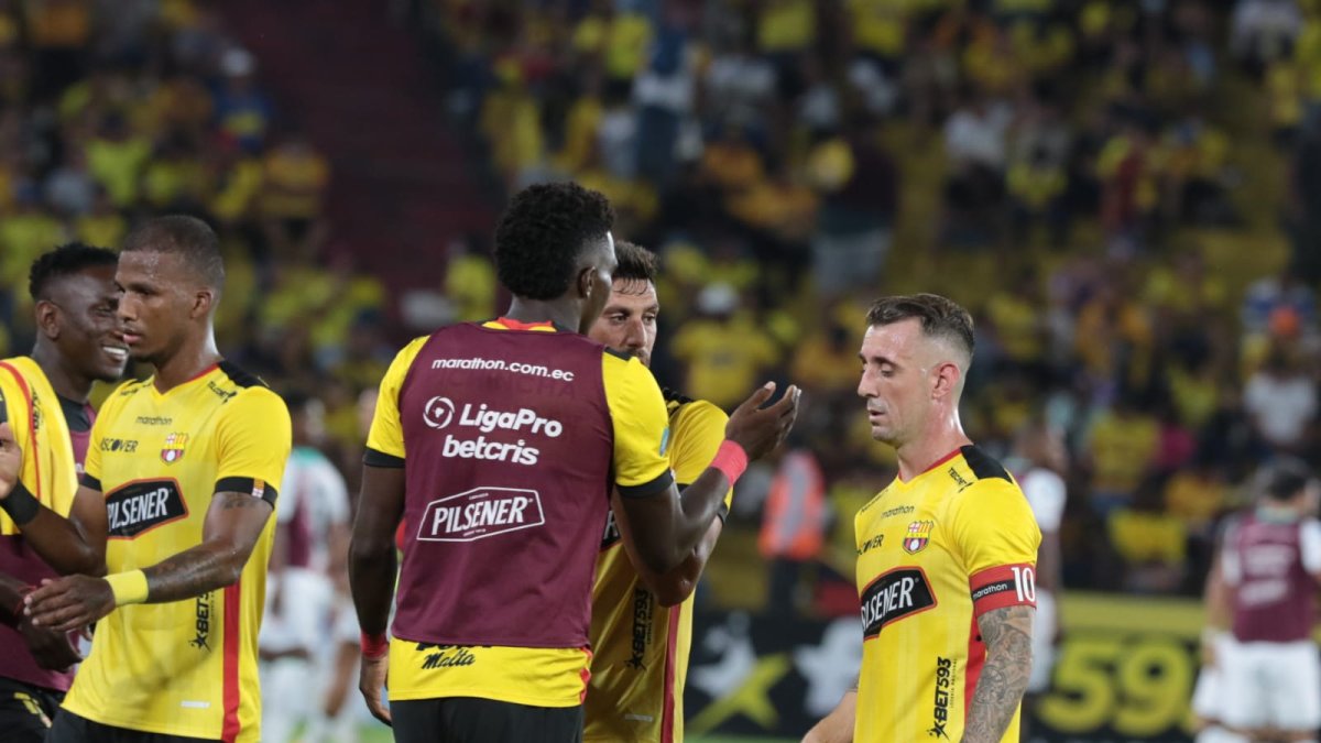 Barcelona no pudo sostener la victoria en casa e igualó ante los albos.