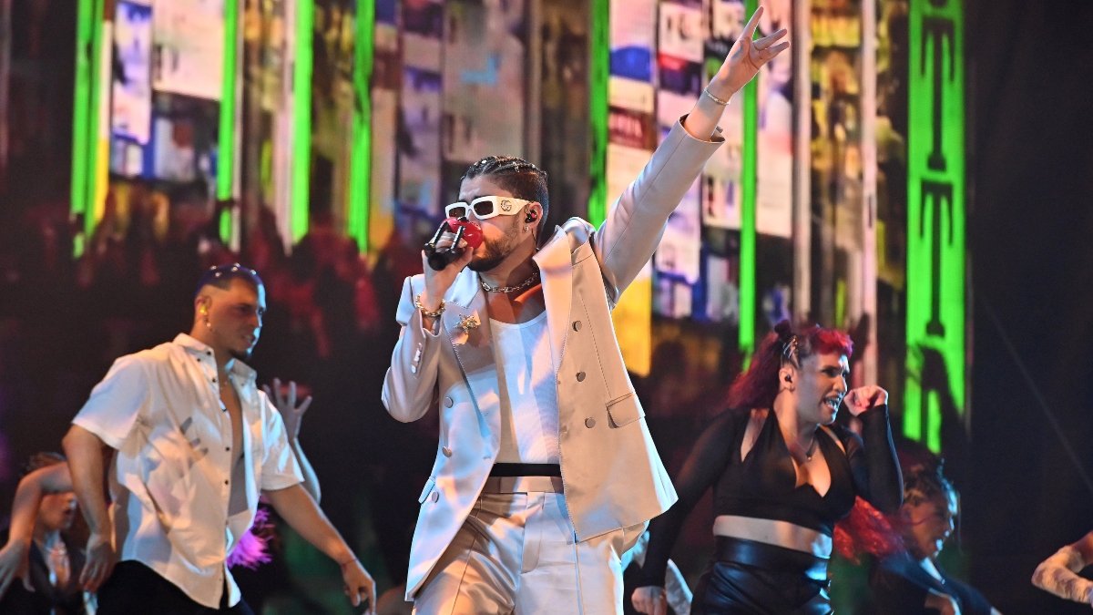 Bad Bunny durante su presentación en los premios.