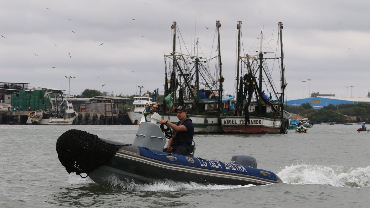 La marina realiza patrullajes de control en esta zona dedicada a actividades pesqueras