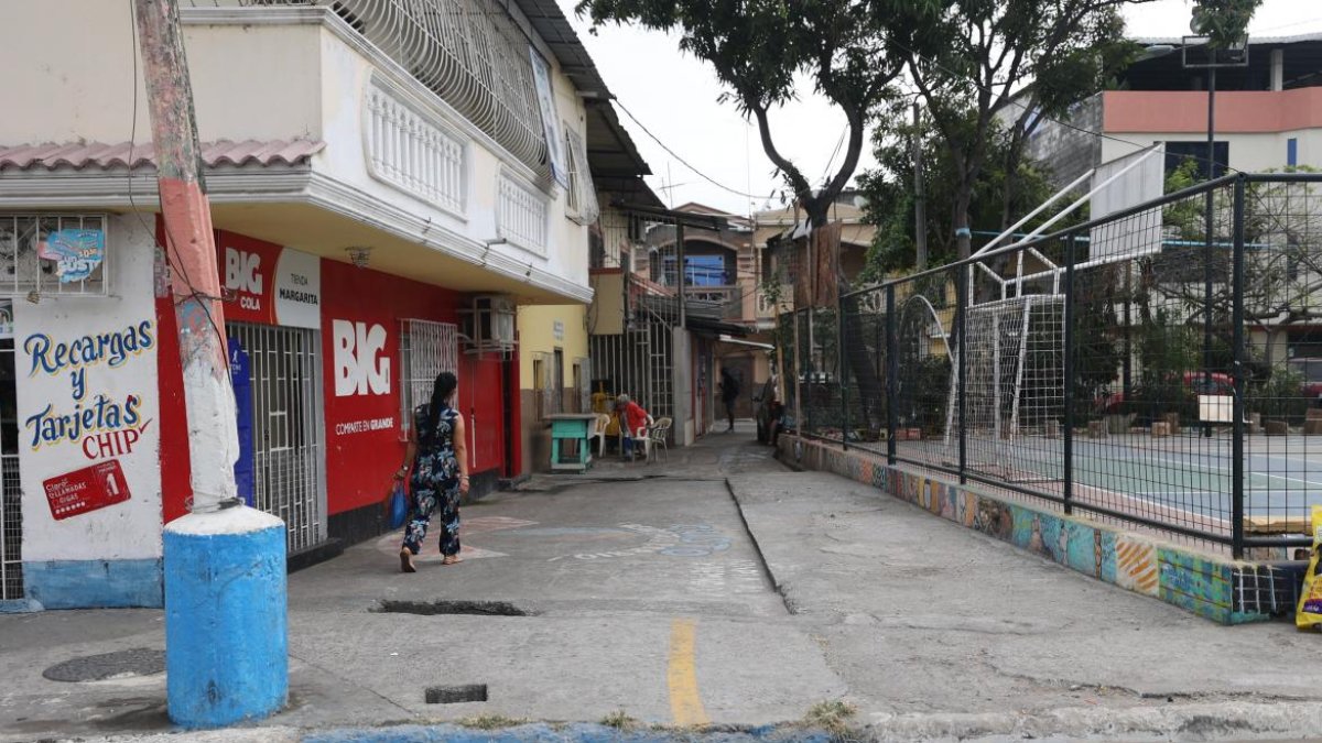 En este lugar estaba parada la víctima cuando fue atacada a tiros. Se encontraron 17 indicios balísticos