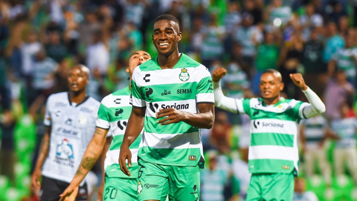 Félix Torres en uno de los partidos de la Liga MX.