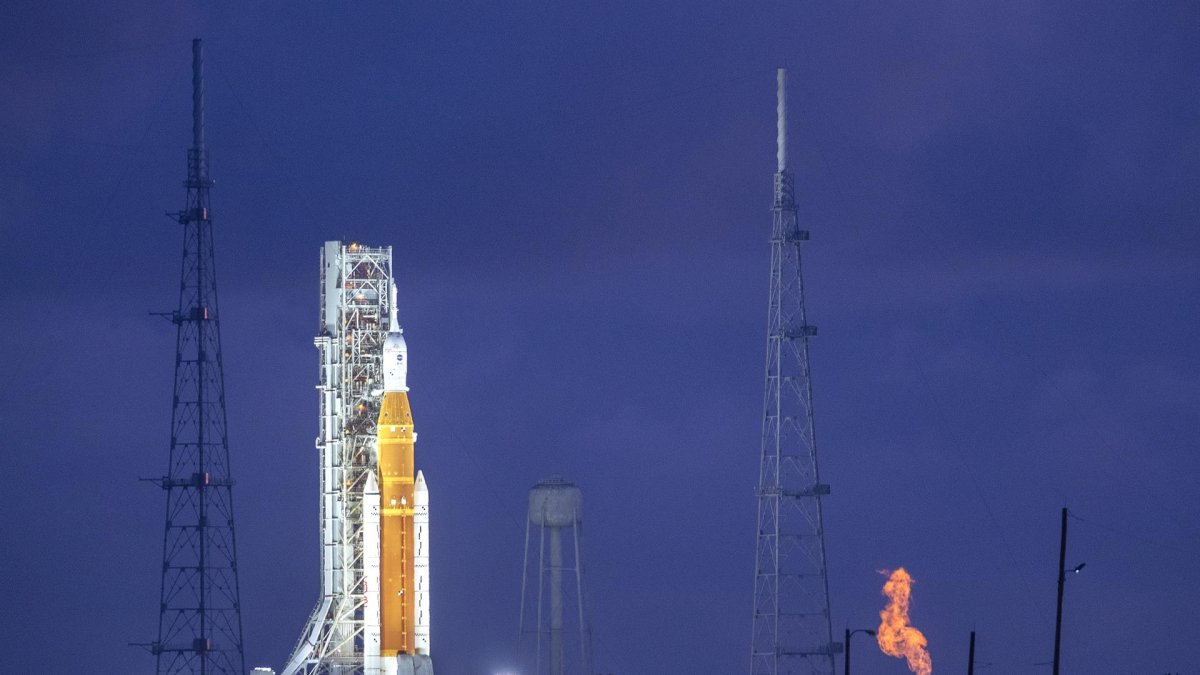 Registro general este lunes, 29 de agosto, del cohete SLS con la cápsula Orión en su cúspide.