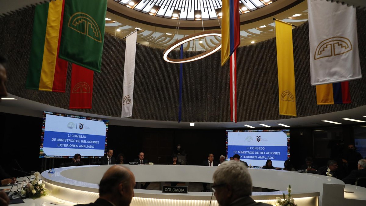 El canciller de Colombia, Álvaro Leyva (c-i), fue registrado este lunes, 29 de agosto, al participar en la reunión de ministros de Relaciones Exteriores de la Comunidad Andina de Naciones, en Lima (Perú).