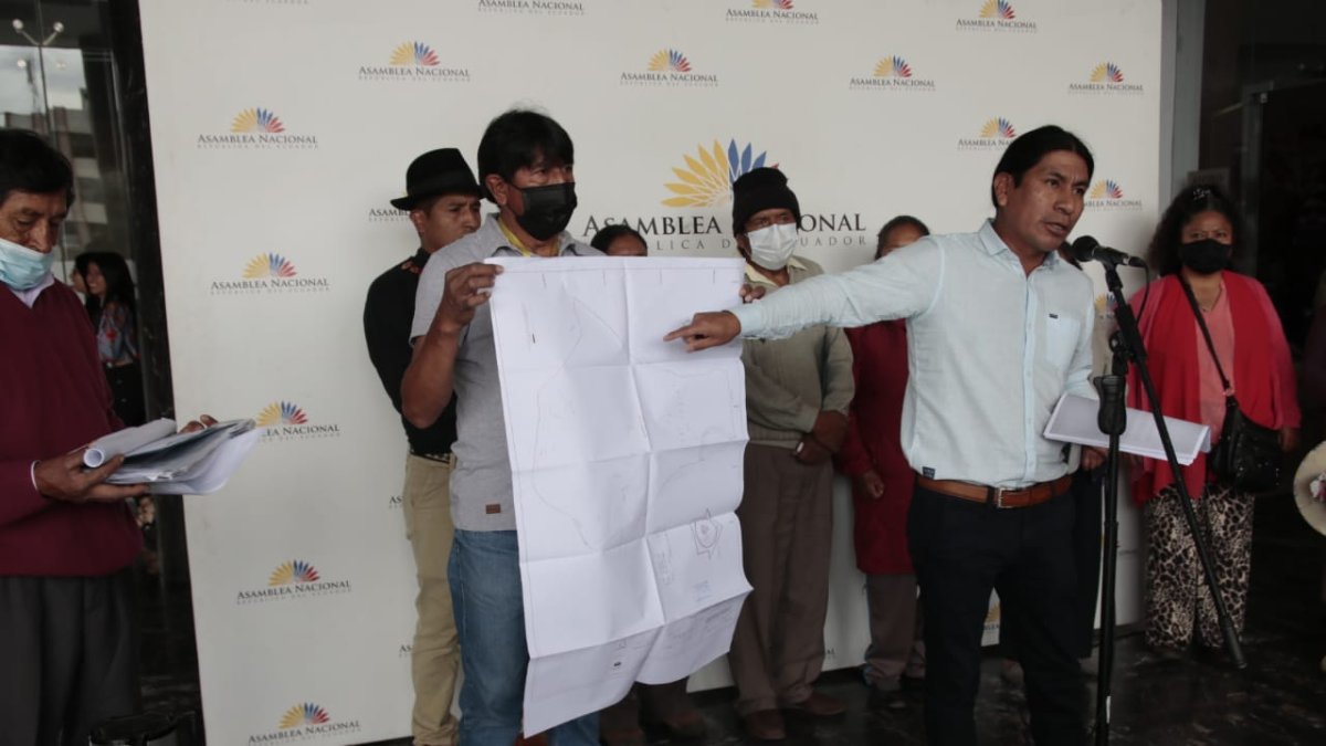 El asambleísta Fernando Cabascango (PK rebelde) respalda el reclamo de las tierra de la comuna.