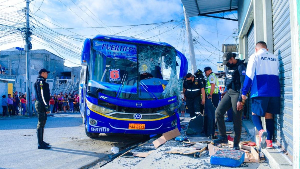 La menor que iba junto a su madre, la mujer que falleció, se salvó de morir. Un poste le sirvió de escudo.