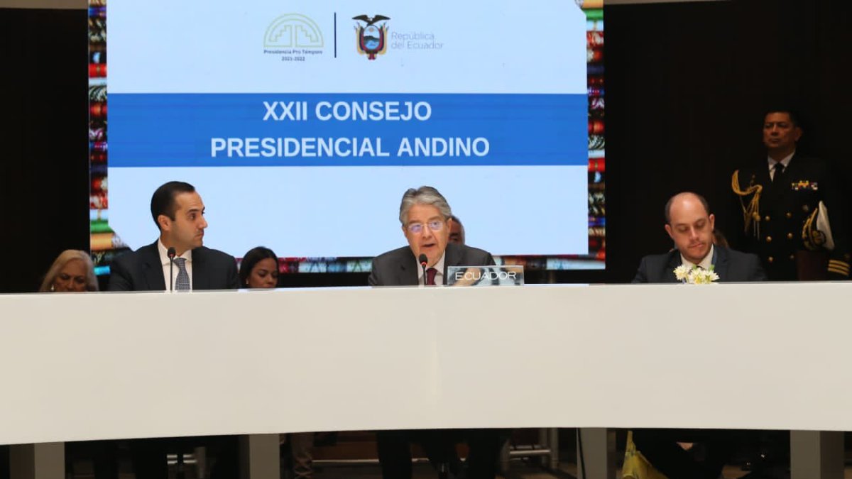 Escenario. El primer mandatario Guillermo Lasso y el canciller Juan Carlos Holguín durante la entrega de la presidencia pro tempore de la CAN.
