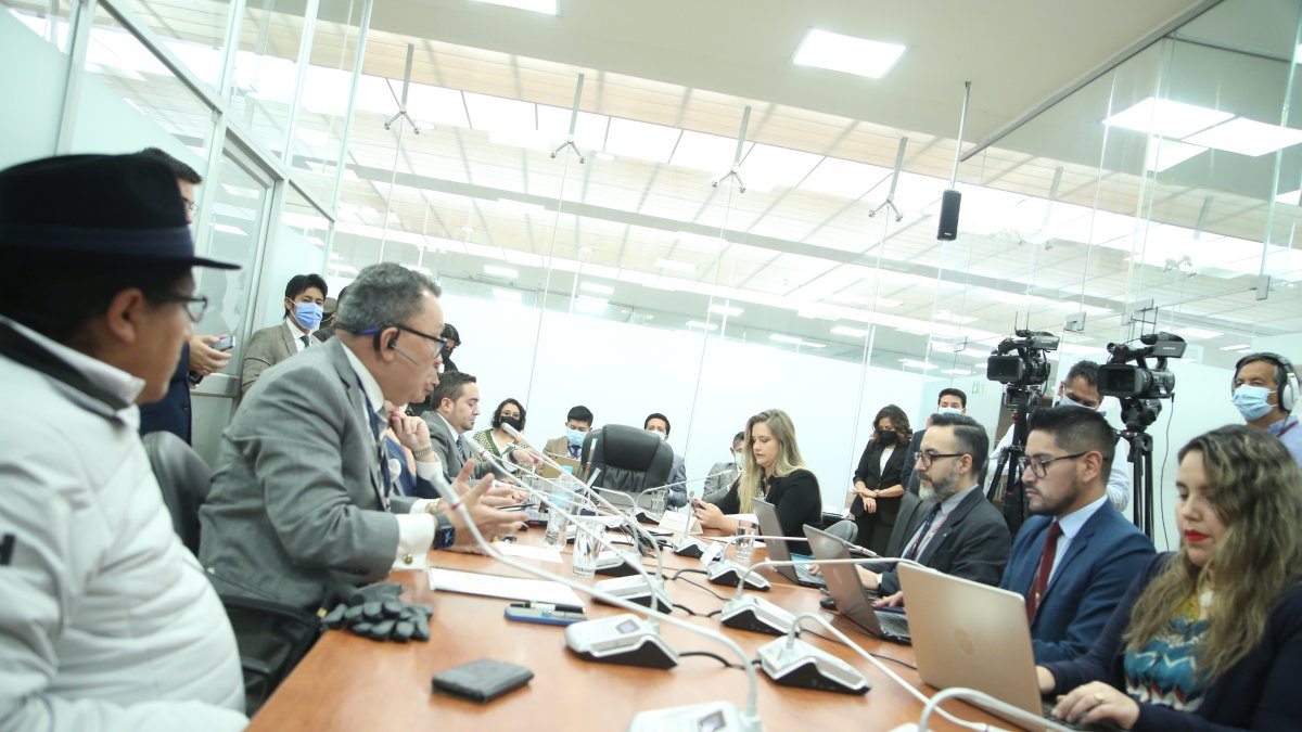 Una parte de la Comisión de Fiscalización sesionó de manera presencial y otra parte de manera virtual.