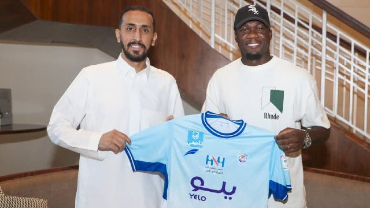 Felipe Caicedo (d) muestra la camiseta de su nuevo club, el Abha FC de Arabia.