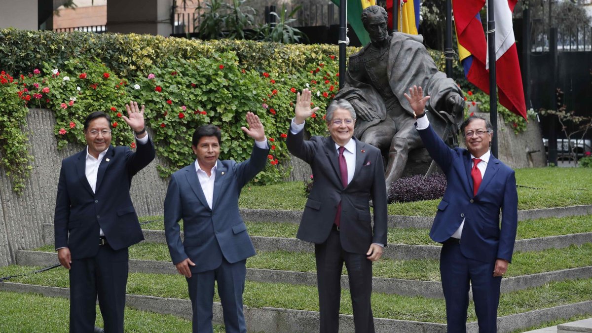 De der. a izq. el presidente de Bolivia, Luis Arce, el presidente de Perú, Pedro Castillo, el presidente de Ecuador, Guillermo Lasso, y el presidente de Colombia, Gustavo Petro, posan para una foto de la Cumbre de la Comunidad Andina (CAN), hoy en Lima (Perú).