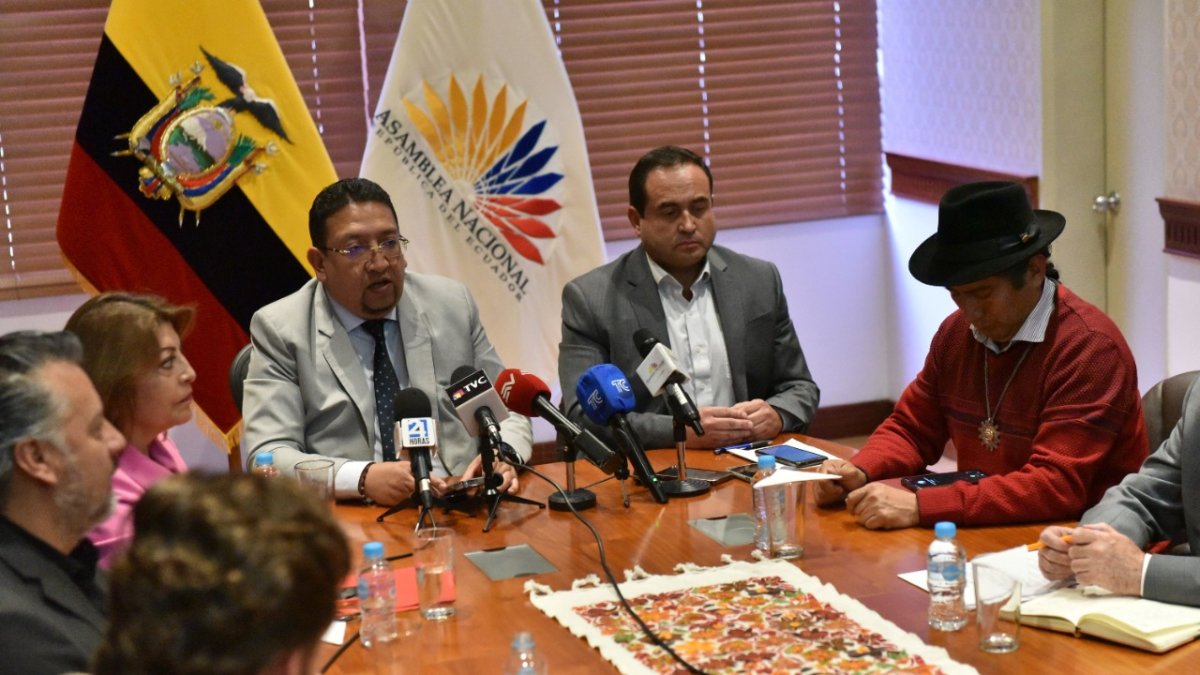 Virgilio Saquicela recibió al viceministro Homero Castanier que subroga a Francisco Jiménez.