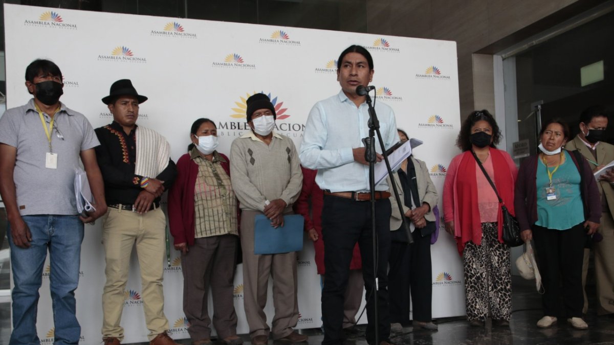 Pronunciamiento. El asambleísta Fernando Cabascango en rueda de prensa, con varios de los comuneros que reclaman el territorio del Parque Metropolitano.