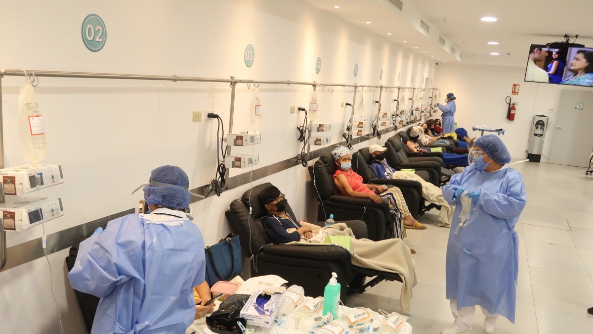 Imagen de Archivo de pacientes recibiendo atención en una sala de diálisis de Solca.