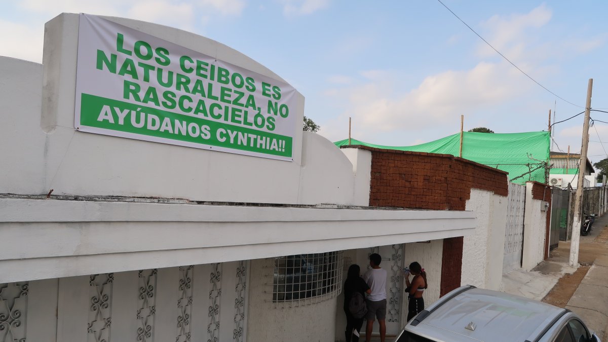 Campaña. Los habitantes de Los Ceibos iniciaron una campaña desde sus viviendas para impedir la construcción de rascacielos en la urbanización.