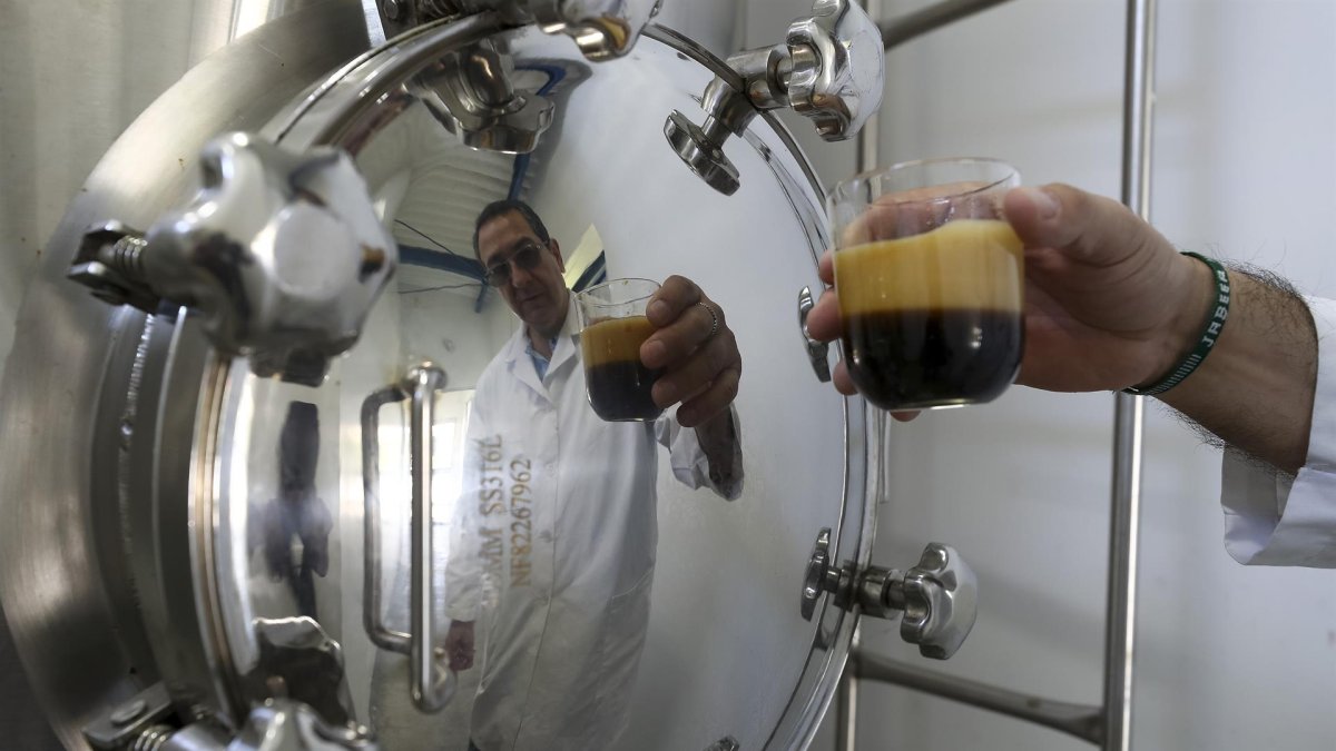 Javier Carvajal, investigador y profesor de la Pontificia Universidad Católica de Ecuador (PUCE), fue registrado al sostener una muestra de la cerveza 'Quito 1566', en Quito (Ecuador).