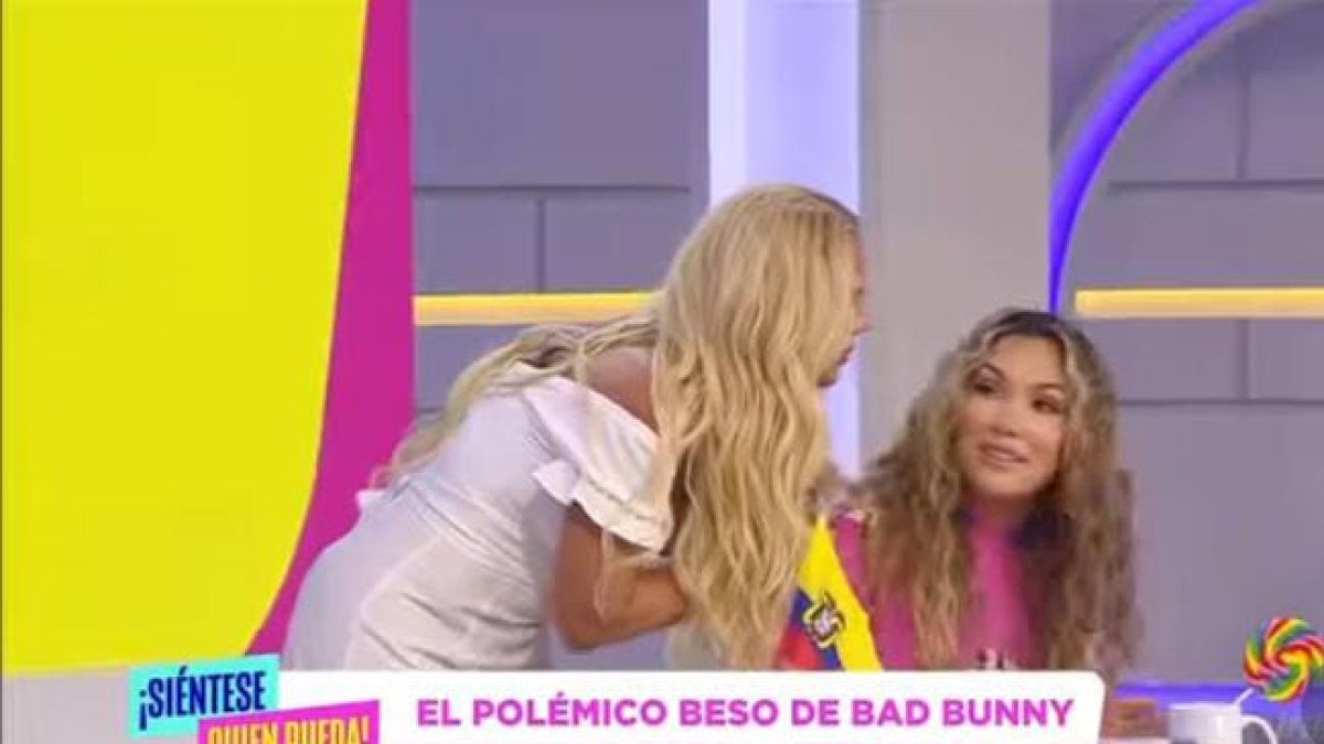 Cuando la vedette intentó darle un beso a la presentadora ecuatoriana.