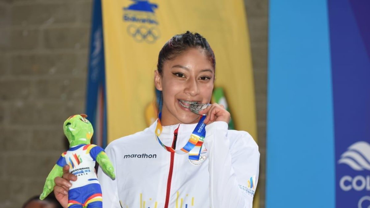 Ileana Miranda, deportista ecuatoriana, celebra con su medalla de oro en el Panamericano juvenil.