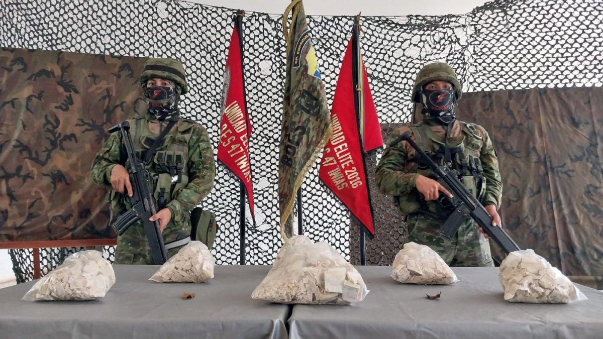 Decomiso. Miembros de Fuerzas Armadas encontraron ocho kilos de pasta base en una casa.