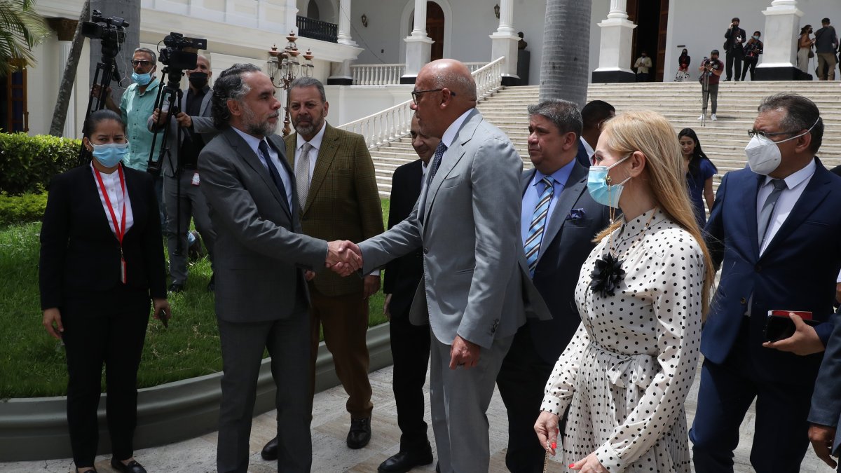 Caracas. El presidente de la Asamblea Nacional de Venezuela, Jorge Rodríguez Gómez (c), estrecha su mano con el nuevo embajador de Colombia en Venezuela, Armando Benedetti (i),  . EFE/ 
