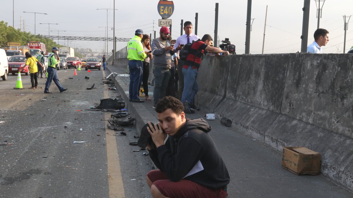 Tristeza. Uno de los familiares de la menor afectada veía con dolor lo sucedido. En el sitio, hubo varios familiares, todos en shock