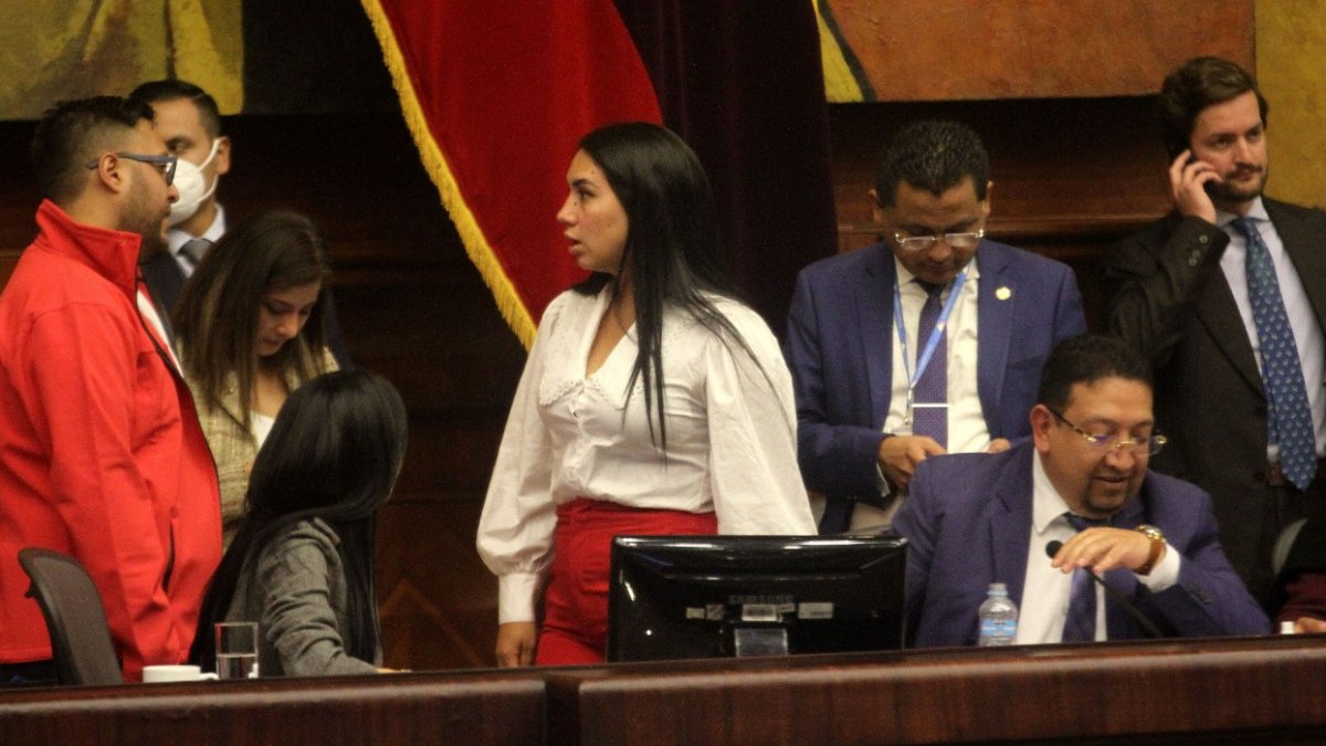 Diálogo. En público y privado continuaron ayer los diálogos para buscar votos que frenen o permitan la censura.