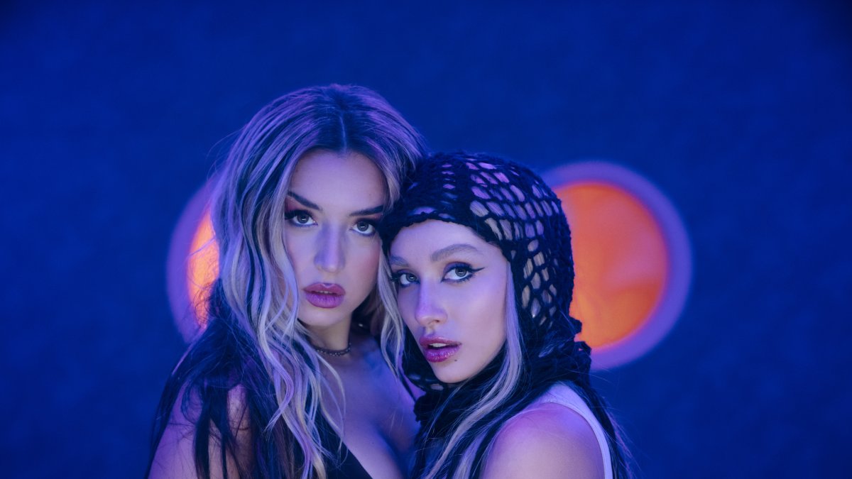 Dos años después de su primera colaboración, Lola y María decidieron volver a unirse para otro tema de fiesta.