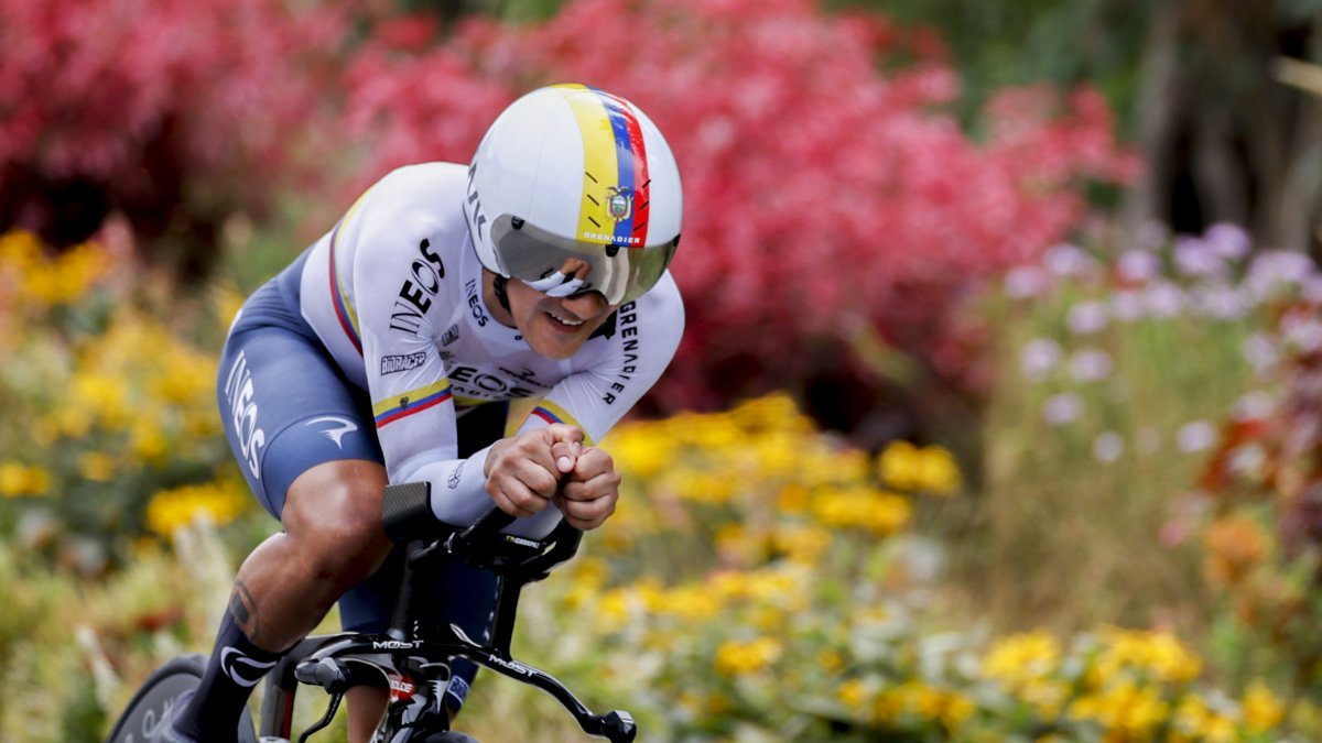 Richard Carapaz compitiendo en la contrarreloj individual de ayer martes 30 de agosto en donde finalizó en la posición 68, a 4’ 52’’ del ganador Remco Evenepoel.