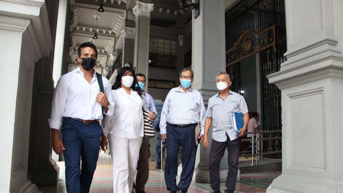 Reunión. Javier Rosero, presidente del Comité (i) junto con otros residentes de Los Ceibos que acudieron al Municipio para la reunión.