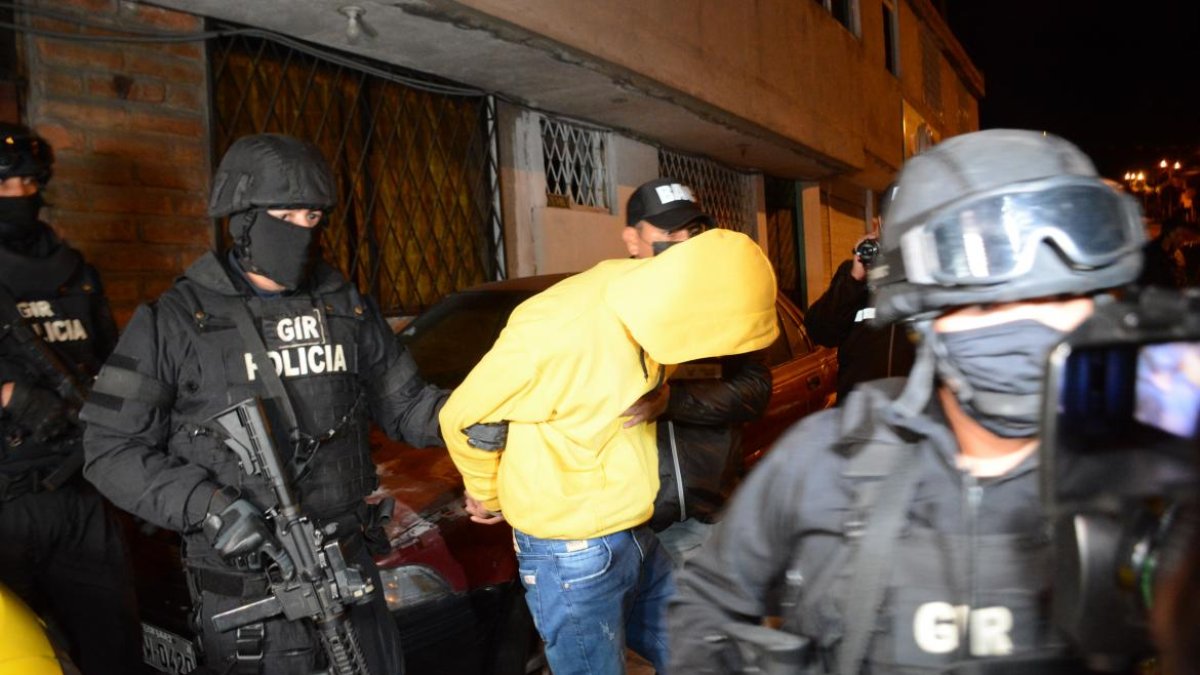 Uno de los sujetos detenidos en la Lucha de Los Pobres estaría involucrado en varios crímenes