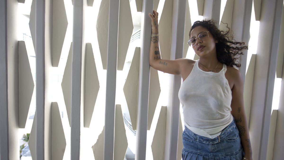 La cantante urbana dominicana Tokischa posa durante una entrevista con Efe, el 24 de agosto de 2022, en San Juan (Puerto Rico).