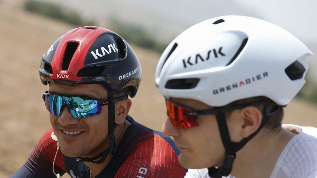 Richard Carapaz (i), junto a su compañero de equipo, Carlos Rodríguez.