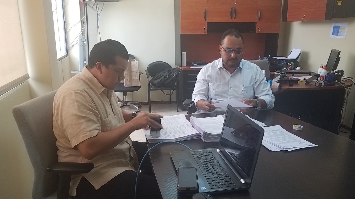 El secretario y el presidente de la Junta Provincial Electoral del Guayas, Armando Ortega y Giovanny Murillo, revisan documentos relacionados con el proceso de elecciones.