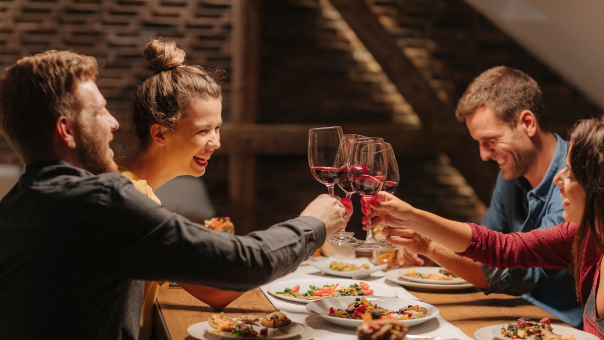 Reunión de amigos celebrando con una cata de vinos.