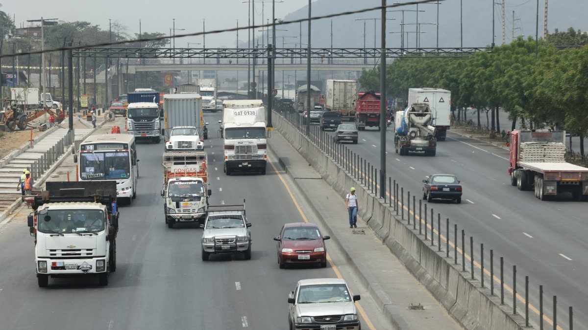 Escena. Un vehículo pesado circula en el carril izquierdo, desobedeciendo la norma de andar por el derecho.