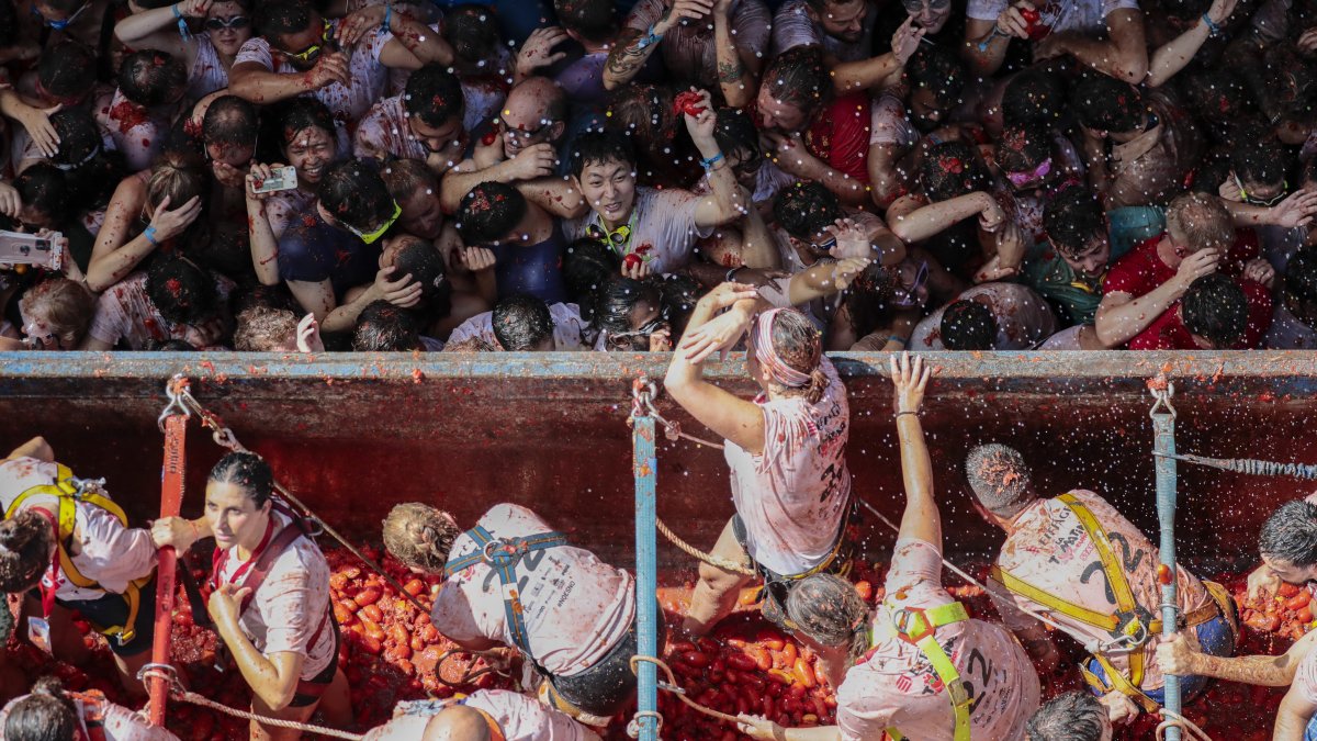   La localidad valenciana de Buñol se convirtió este miércoles 31 de agosto de 2022 en la capital del tomate, sus calles se  volvieron en ríos de color rojo con la fiesta de la Tomatina  EFE/ 