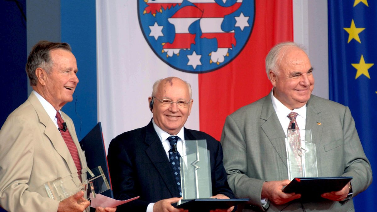 El expresidente de EE.UU George H.W. Bush. (izq), Mijaíl Gorbachov (c) y el excanciller alemán Helmut Kohl.
