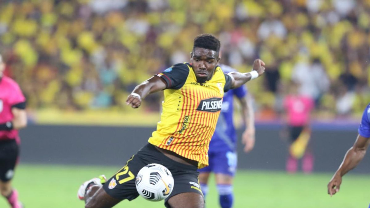 Carcelén, mediocampista del Ídolo.