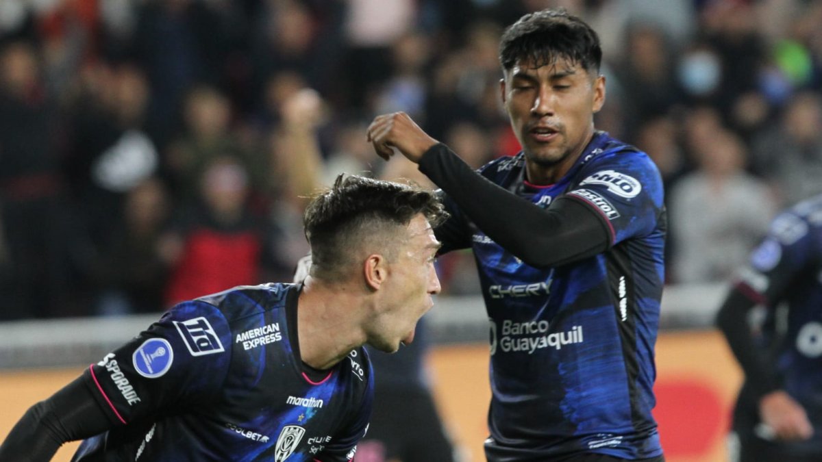 Richard Schunke pone a ganar a Independiente del Valle tras conectar de cabeza contra el piso.