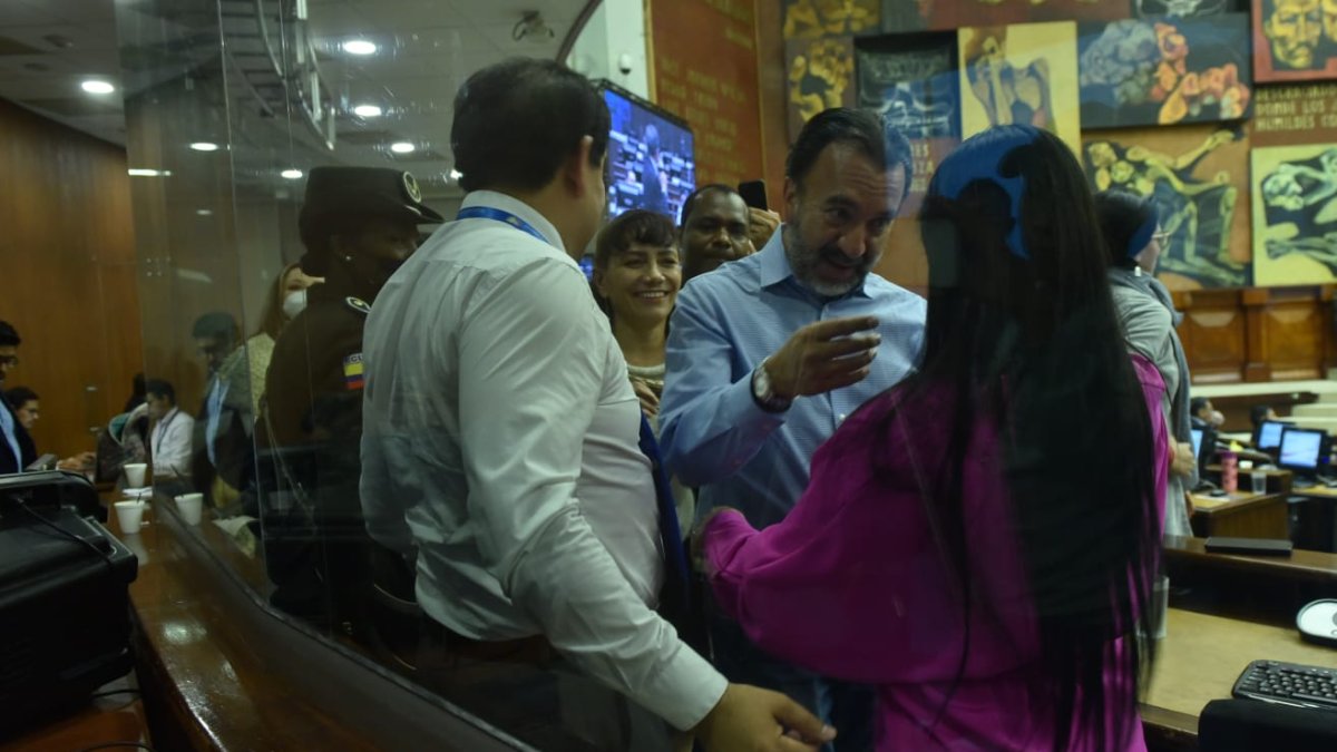 Sustento. La asambleísta Viviana Veloz en los momentos previos a su intervención en el Legislativo.