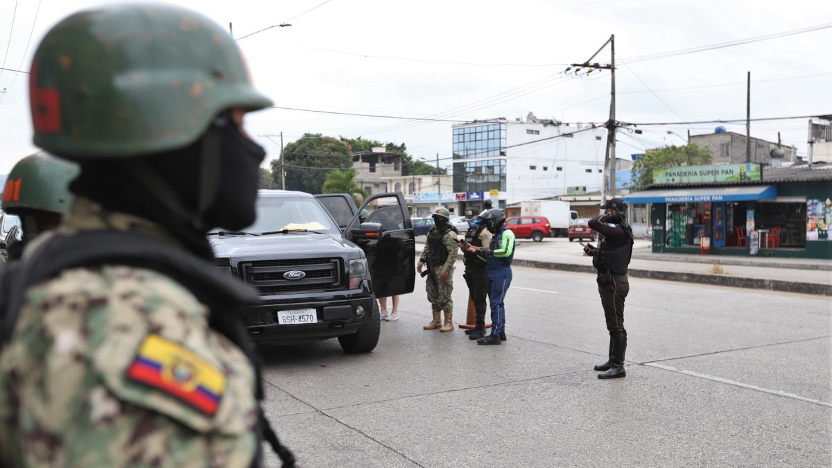 Operativos. En Guayaquil se observaron más operativos combinados entre policías, militares y agentes de Tránsito como parte del estado de excepción.