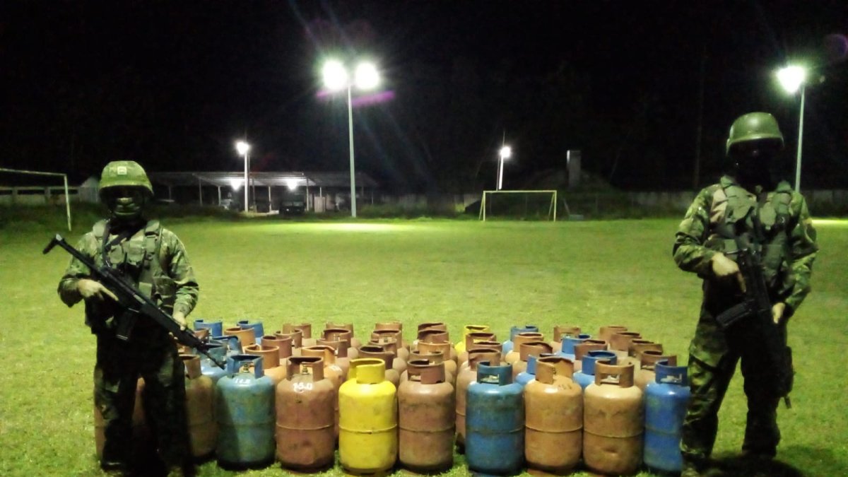 En total se decomisaron una pistola con su cargador, dos artefactos explosivos con 4o libras cada uno, 48 cilindros de gas.