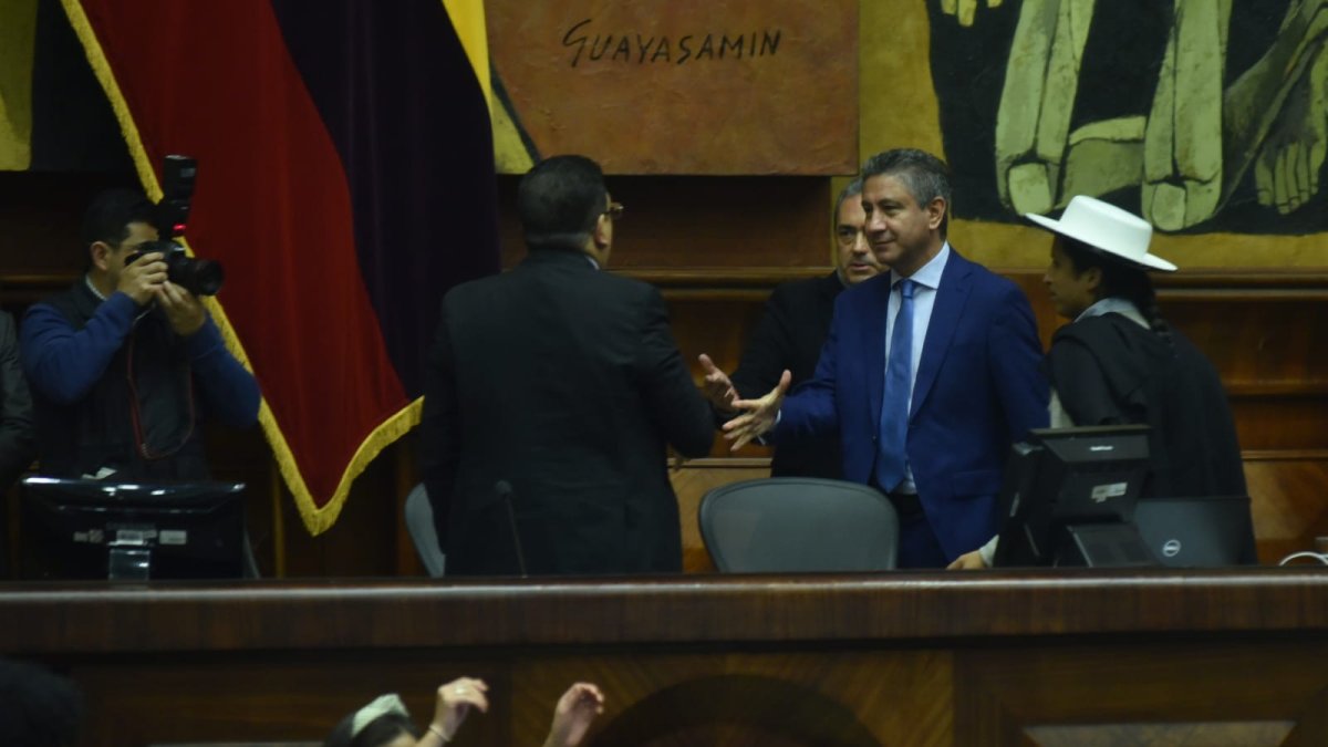 El presidente del Consejo de la Judicatura, Fausto Murillo, saluda al presidente de la Asamblea, Virgilio Saquicela, previo a su intervención.