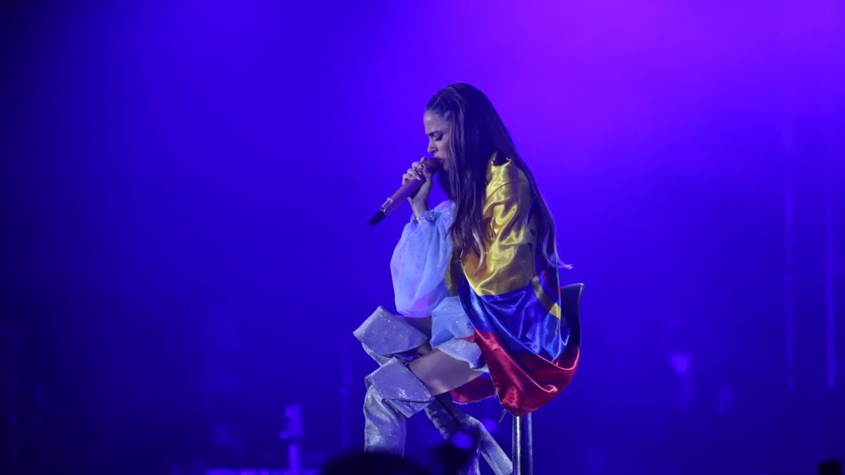 Tini saltó al escenario poco después de las 22:00.