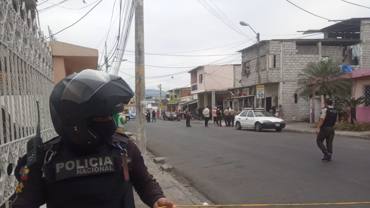 La escena del crimen fue acordonada por agentes de la Policía Nacional.